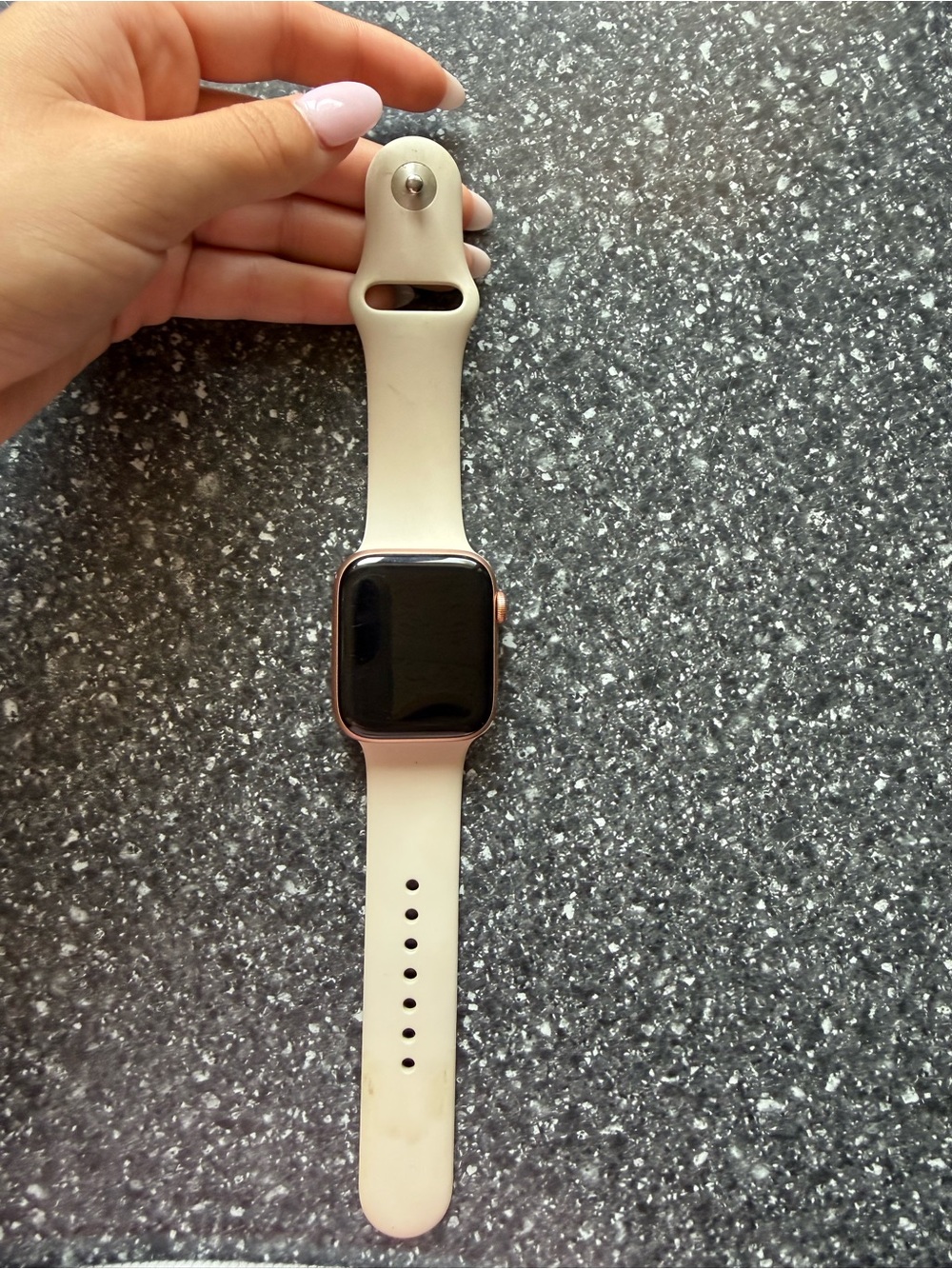 Apple Watch SE (1st Generation) with GPS + Cellular, featuring a 44mm Gold Alum